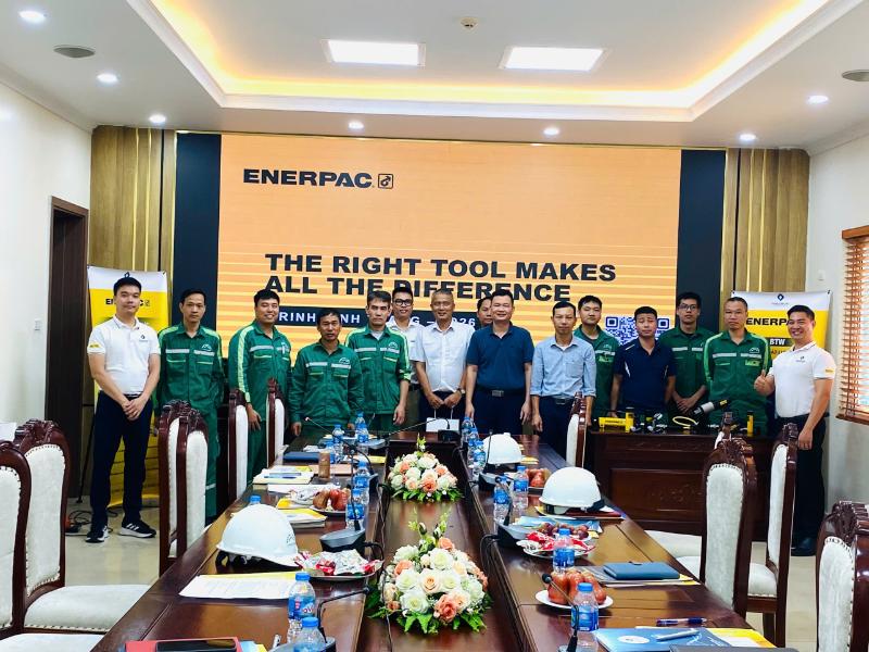 Kỹ sư Thăng Long P&T đào tạo kỹ thuật Enerpac tại nhà máy khách hàng